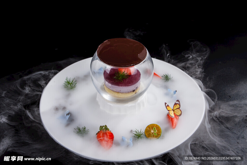 精致巧克力甜点摆盘