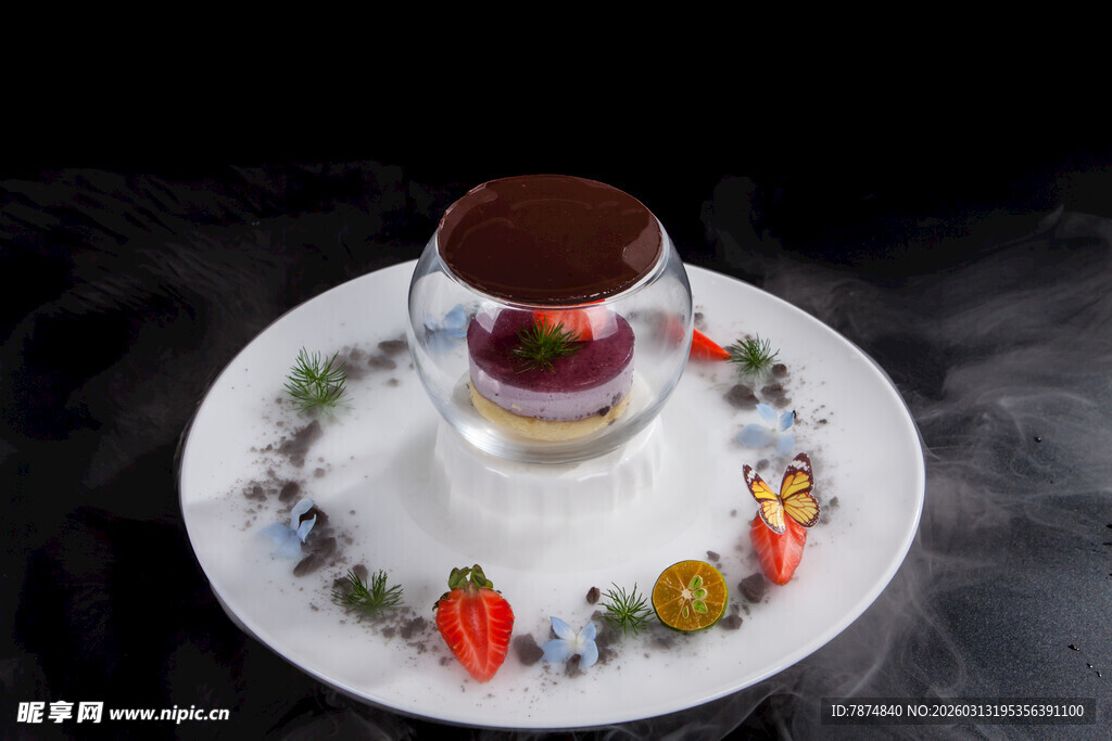 精致甜点置于精美瓷盘上