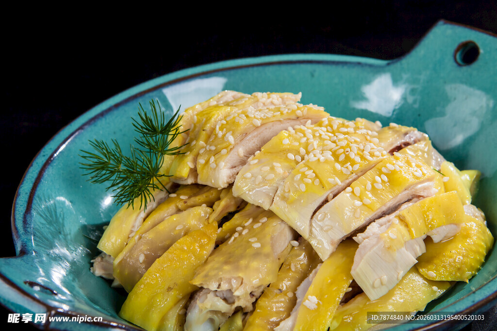 美味切好的芝麻白切鸡