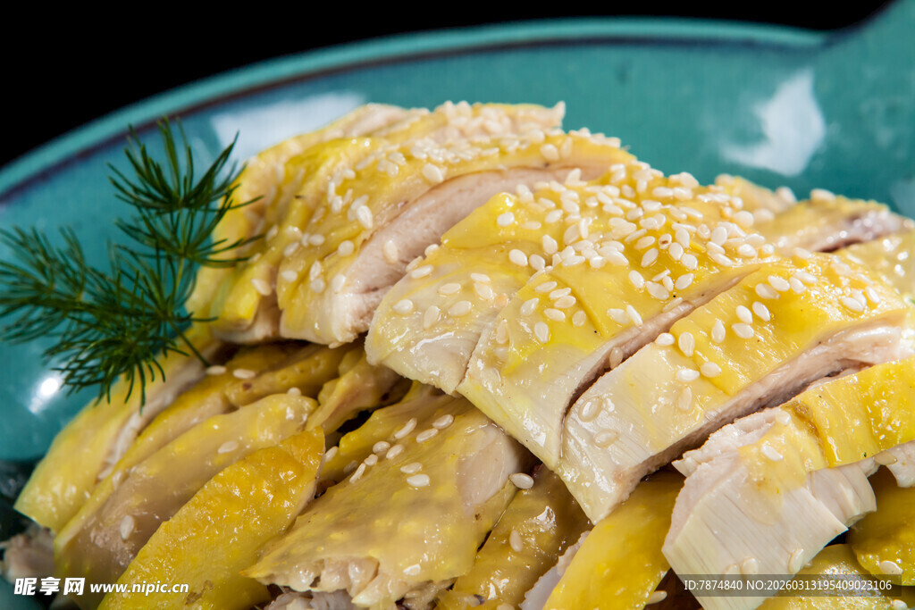 美味切片白切鸡摆盘中