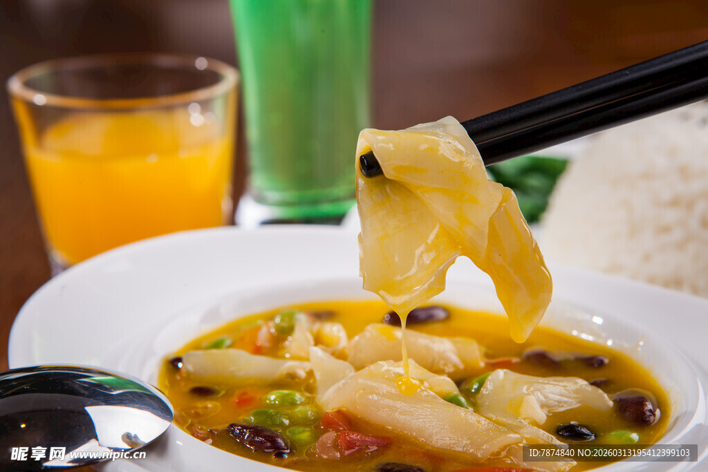 美味酸菜鱼配饮品主食