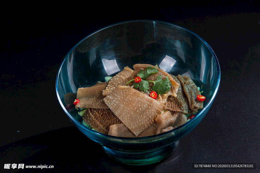 玻璃碗中的美味豆制品