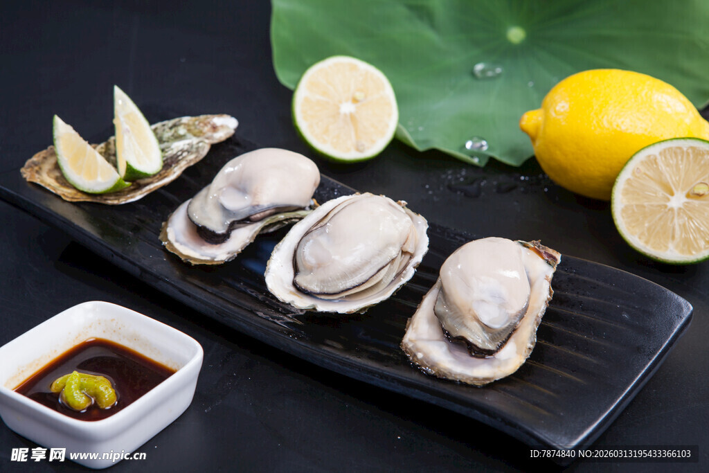新鲜生蚝搭配柠檬与蘸料