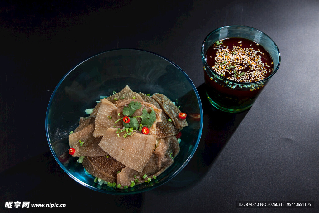 玻璃碗中的美味凉拌食材