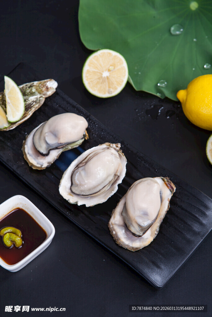 新鲜生蚝配柠檬与蘸料