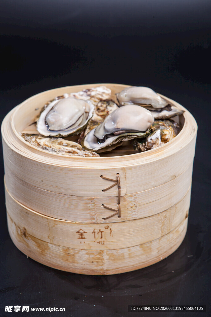竹制容器中的新鲜生蚝