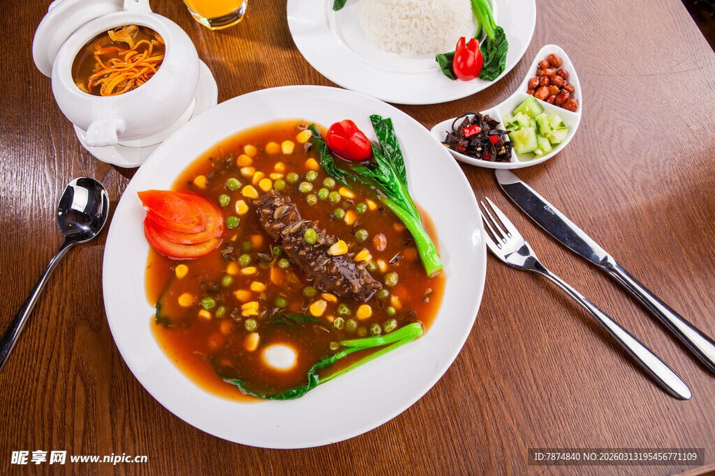 美味牛肉菜肴搭配多样美食