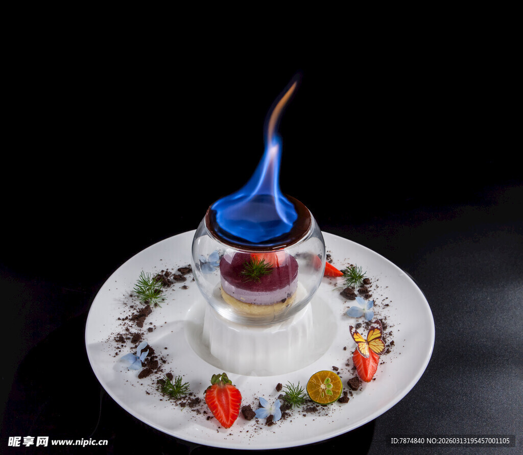 火焰装饰的精致甜点