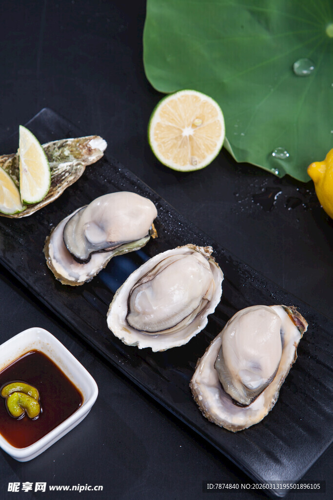 新鲜生蚝配蘸料与柠檬
