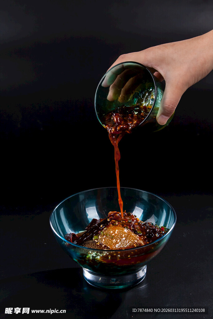 手浇调料于碗中美食
