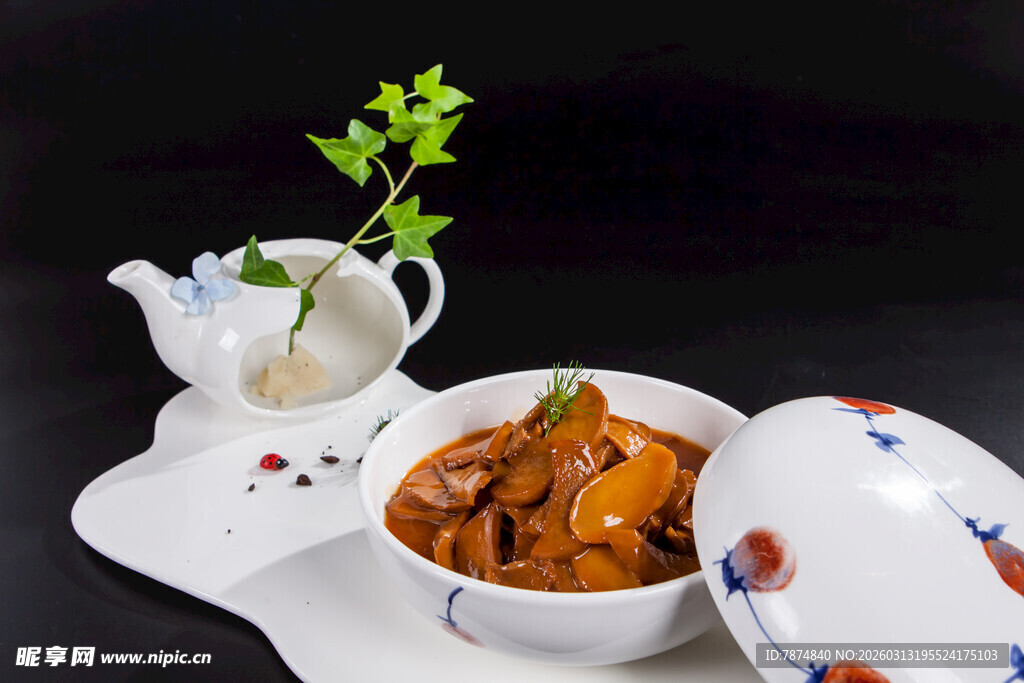 中式佳肴配雅致餐具