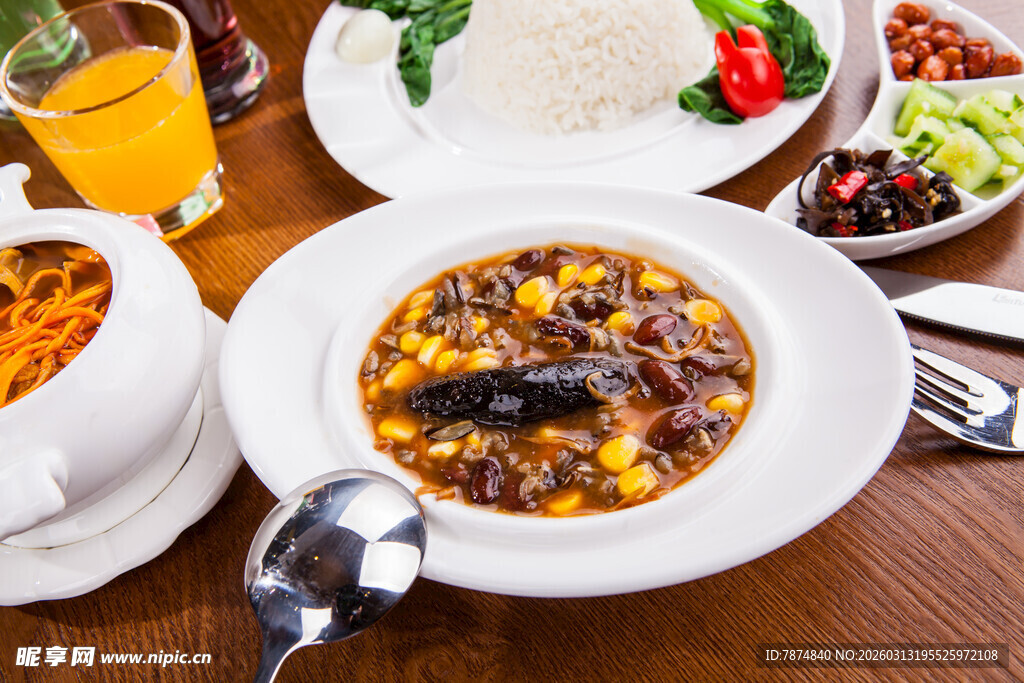 丰盛中式菜肴摆桌展示