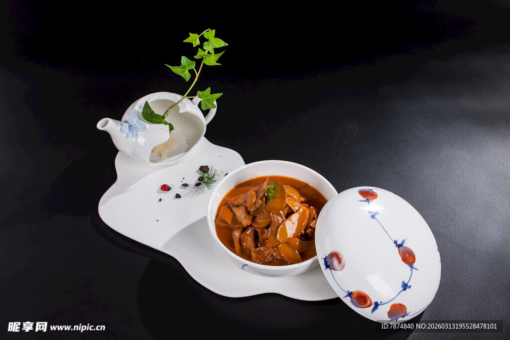 中式精美餐具盛美味菜肴