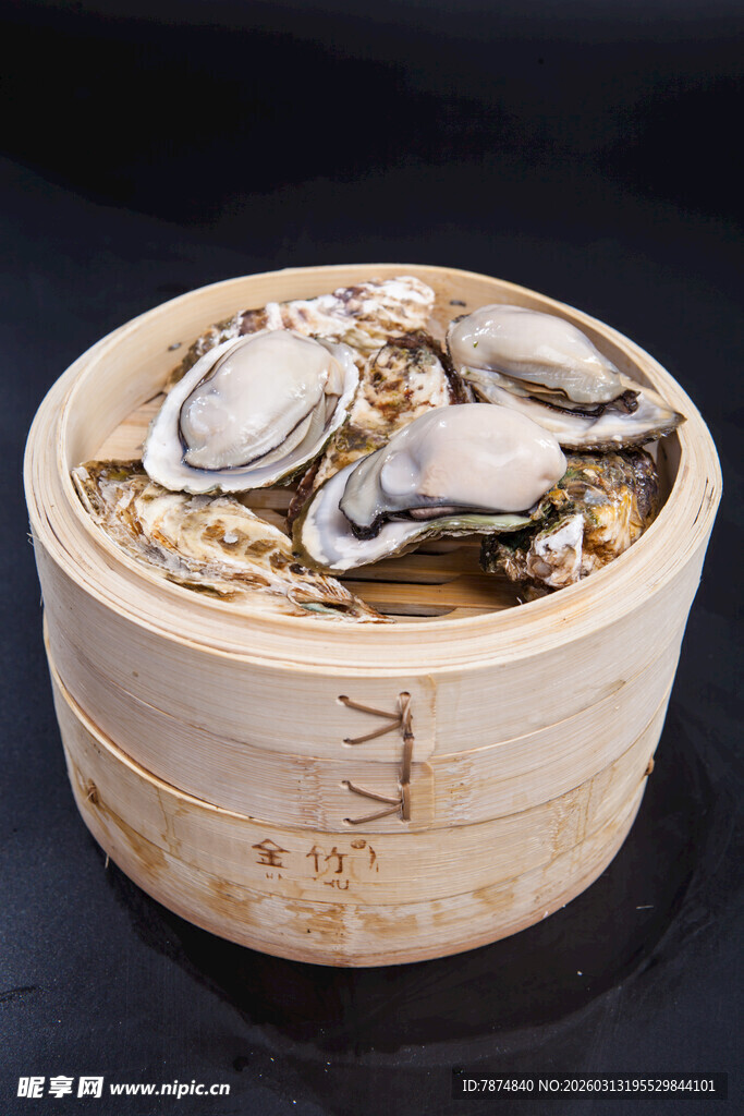 竹制容器中的新鲜生蚝