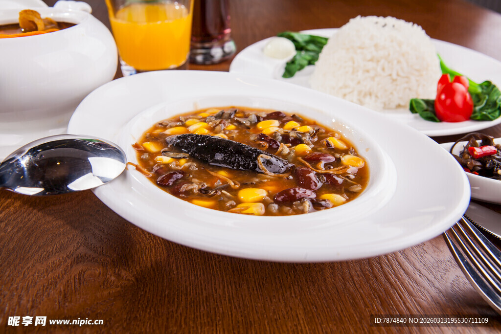 美味中式菜肴摆放在餐桌