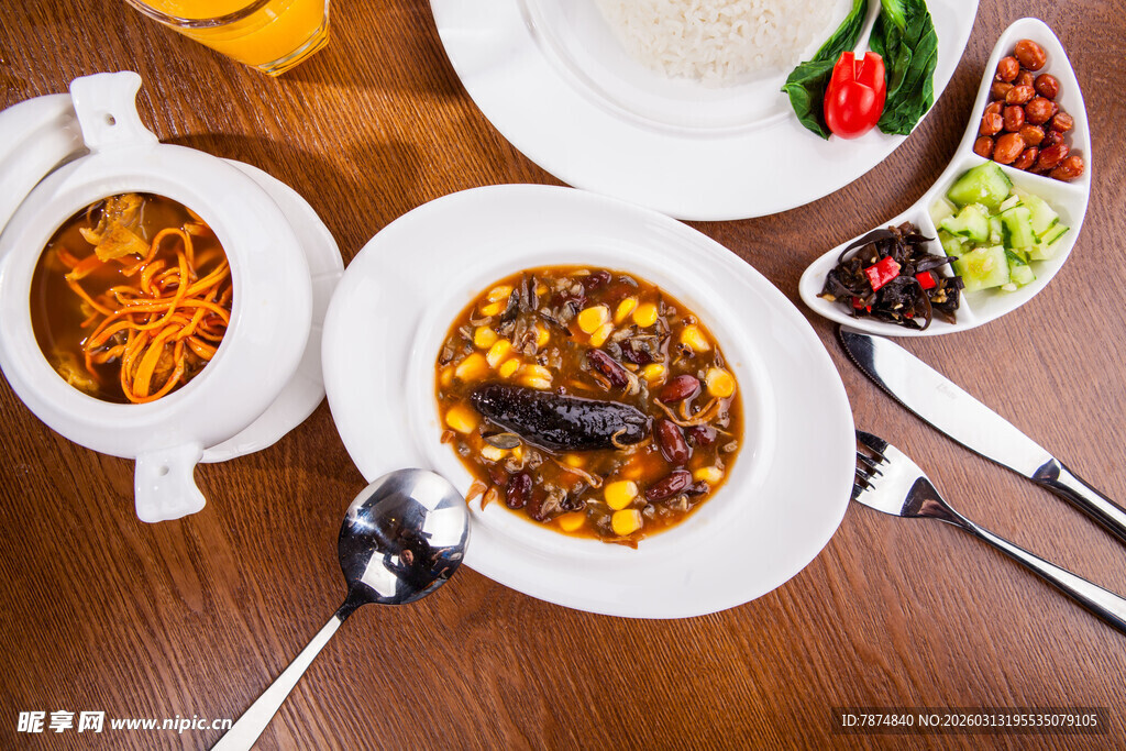 丰盛美味的多样餐食