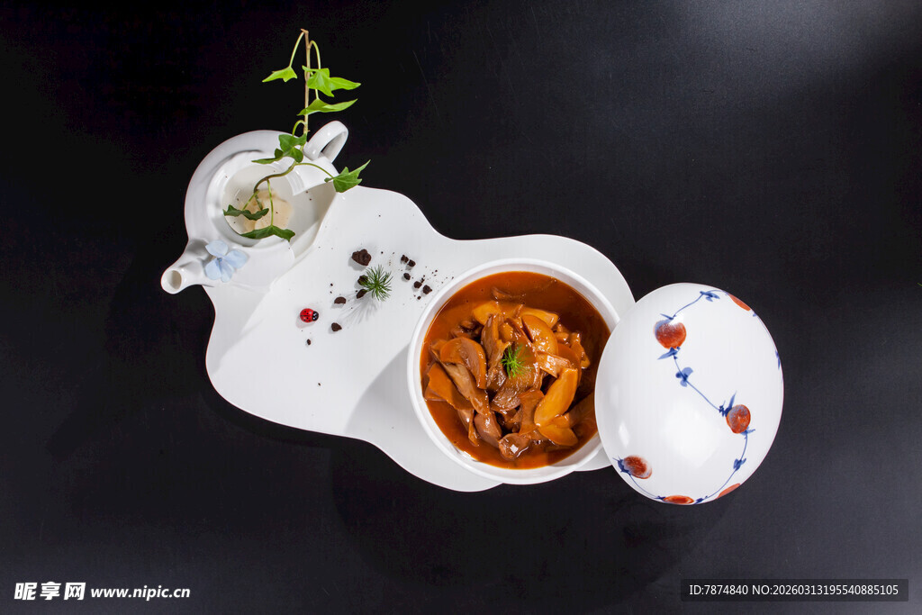 中式精美器皿盛装的菜肴