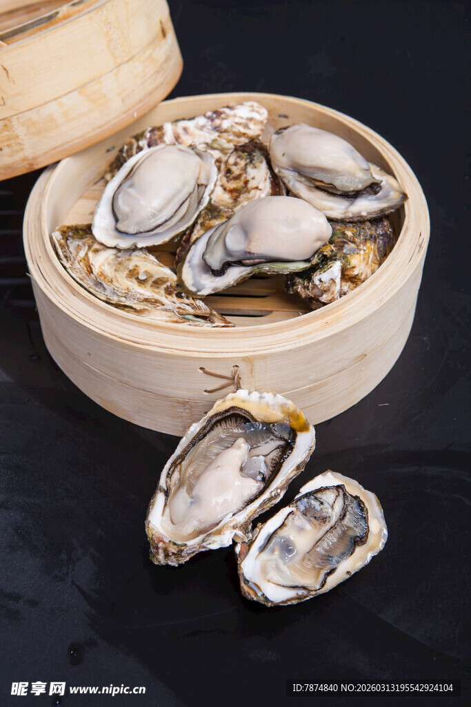 竹制容器中的新鲜牡蛎