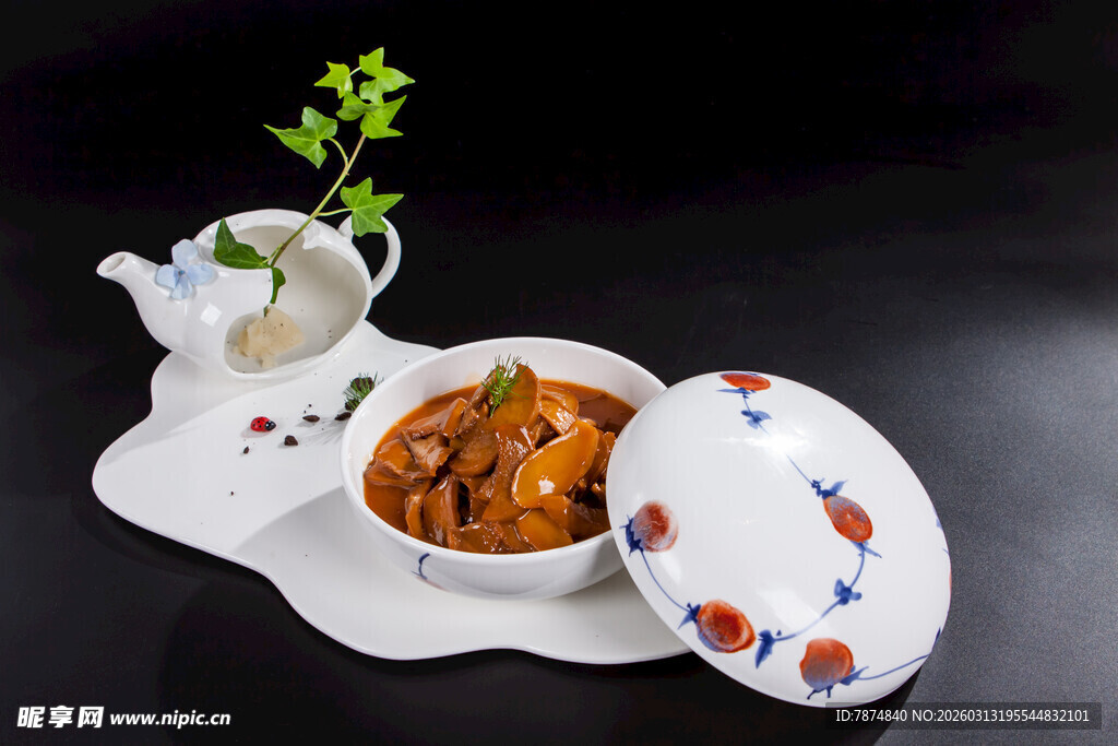 中式精美瓷碗装美味佳肴