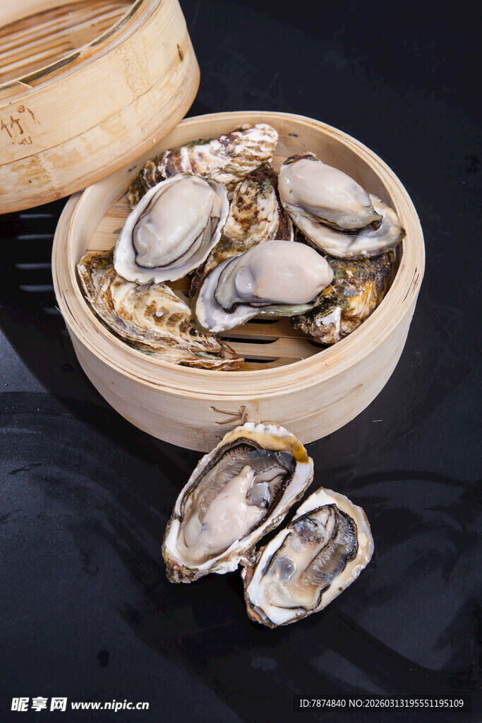 竹制容器中的新鲜生蚝