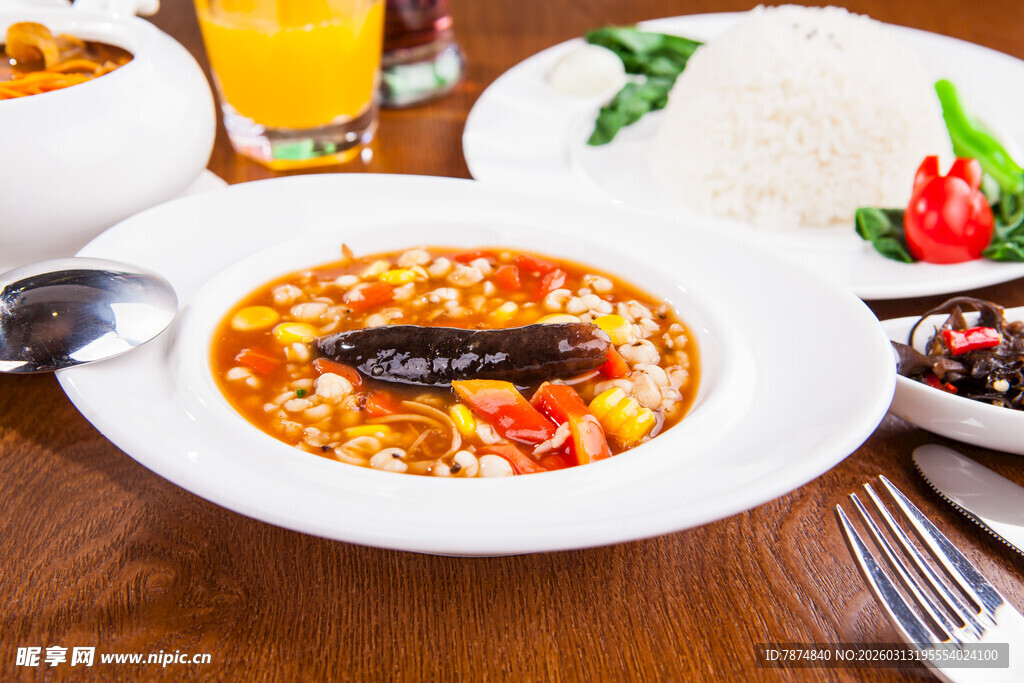美味汤菜搭配多样美食