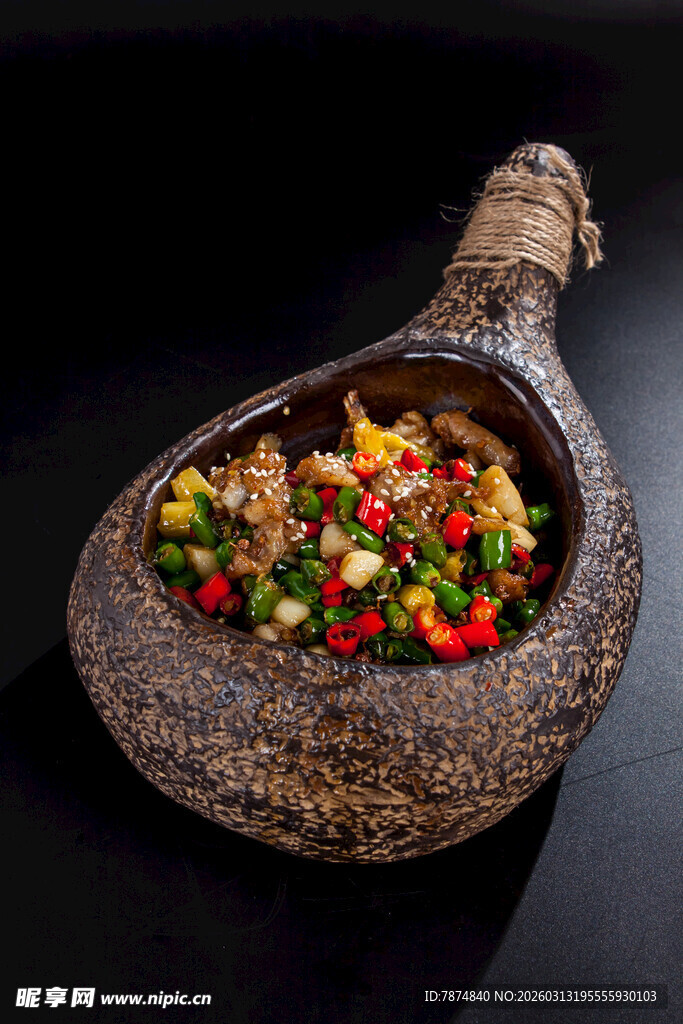 创意容器盛装多彩美味料理