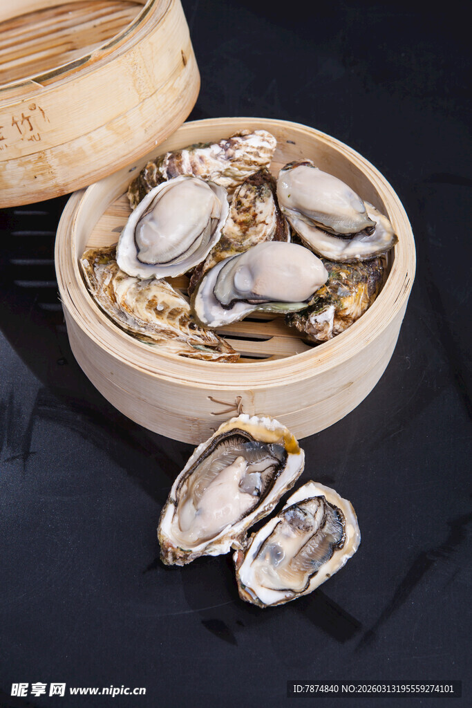 竹篮中的新鲜生蚝