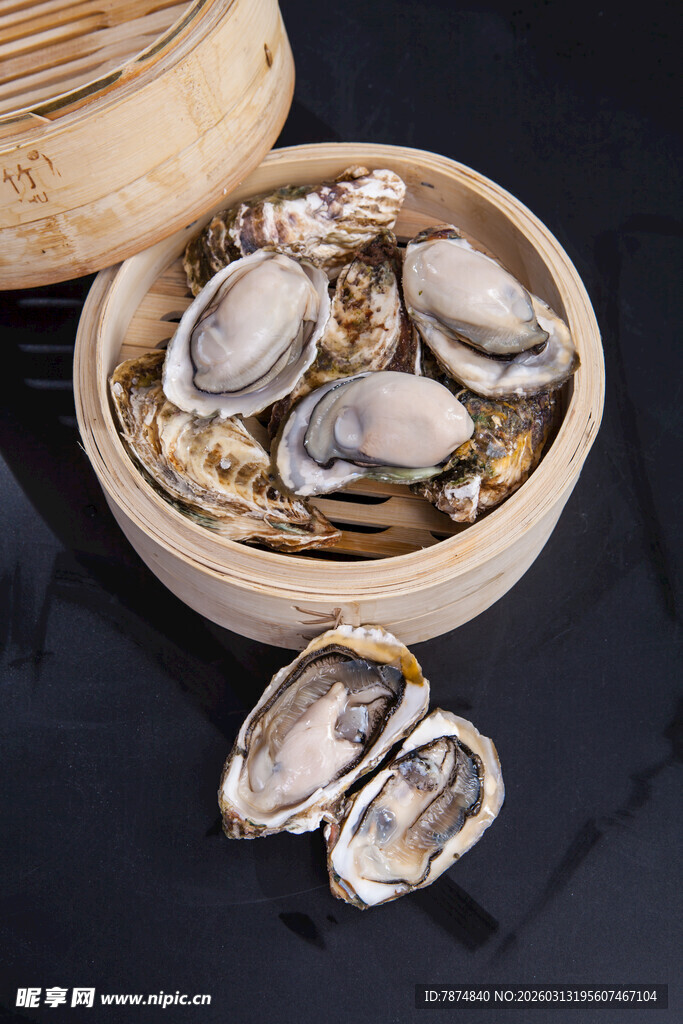 竹碗中的新鲜生蚝
