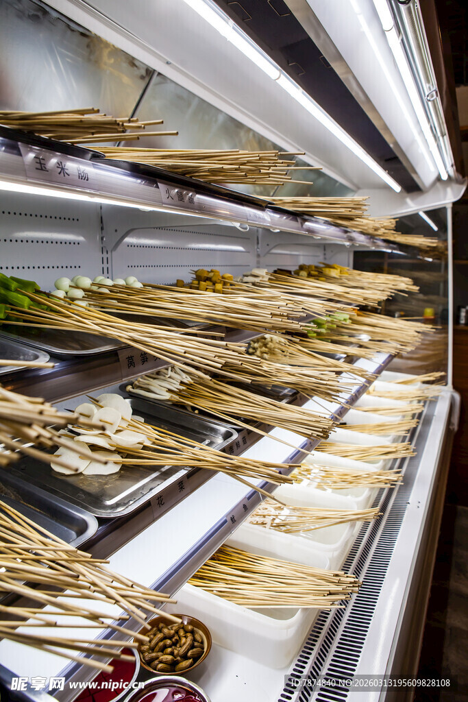 超市冷藏柜中的多样串串
