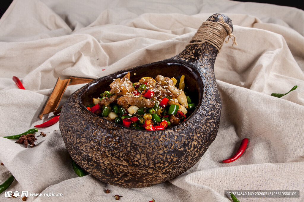 石锅美味菜肴诱人呈现