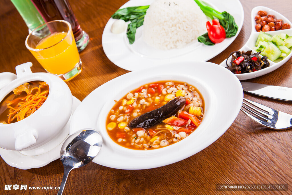 丰盛美味的多样餐食组合