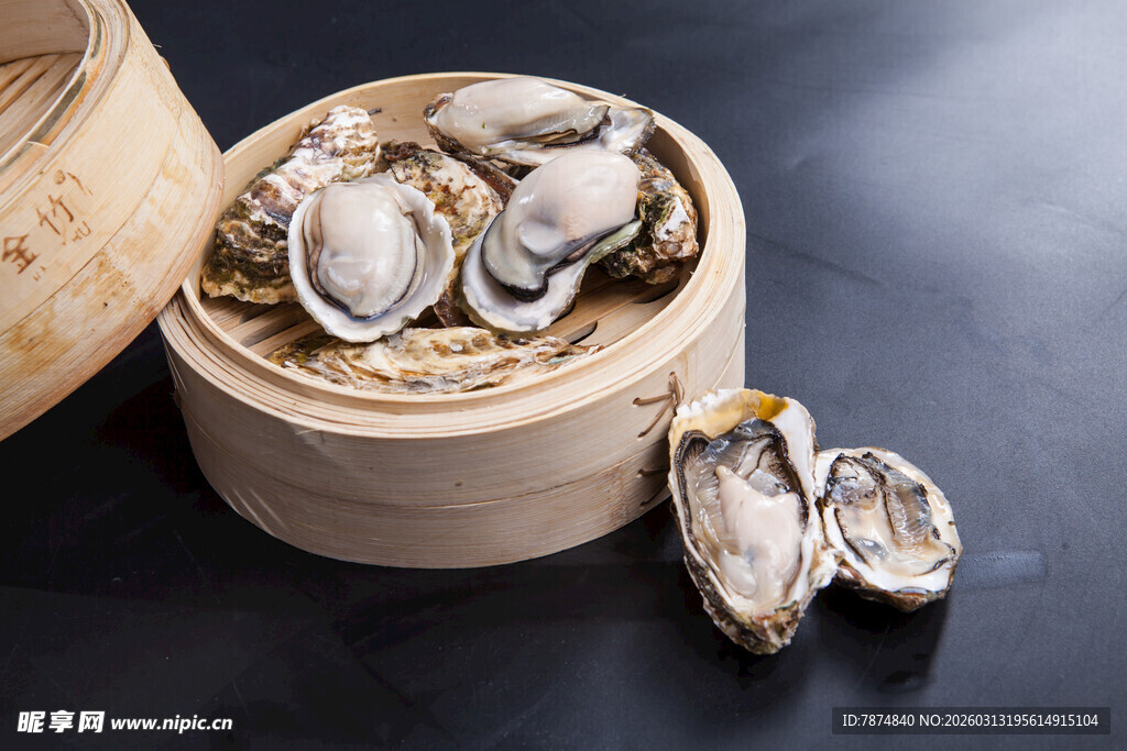 竹制容器中的新鲜生蚝