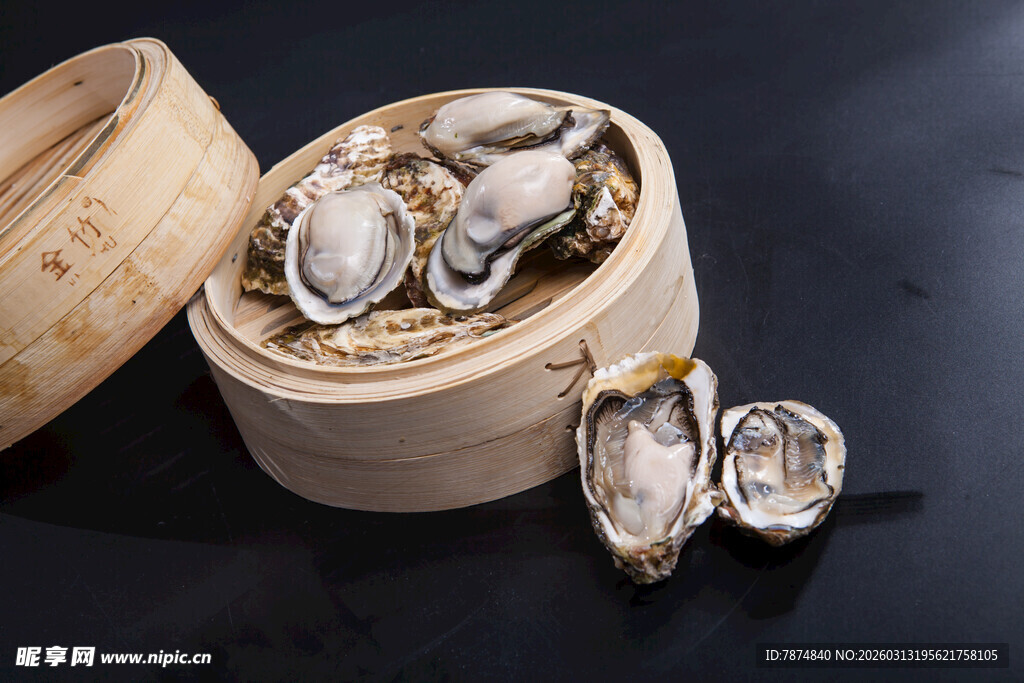 竹制容器中的新鲜生蚝