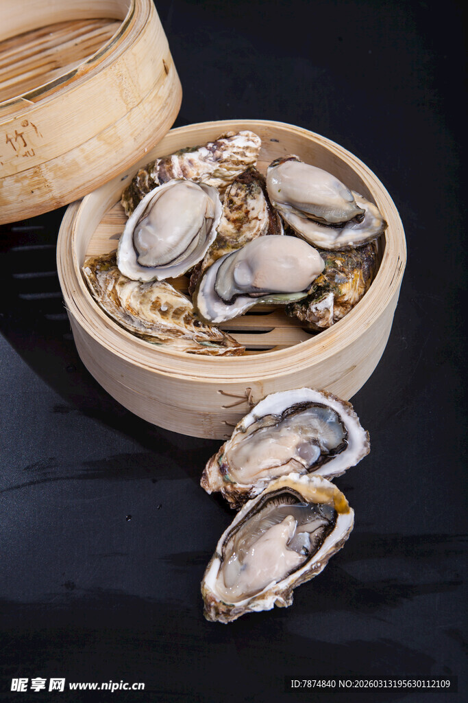 木盒盛放的新鲜生蚝