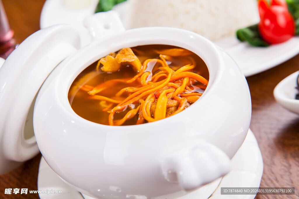 陶瓷碗中的美味特色汤品