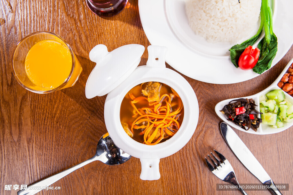 丰盛多样的美味餐食