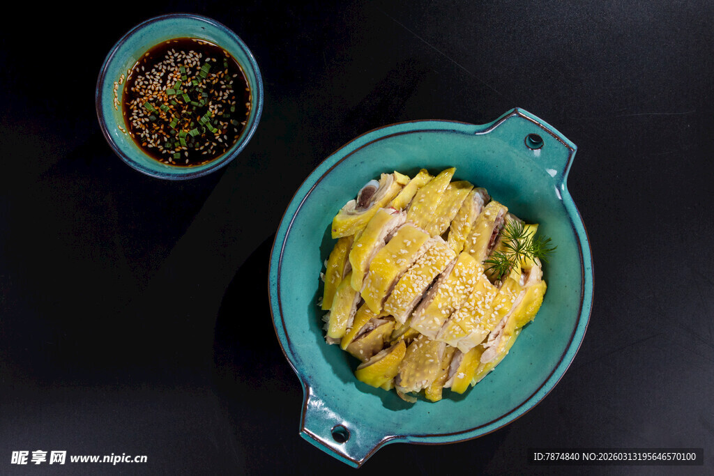 翠绿盘中美味凉拌鸡肉