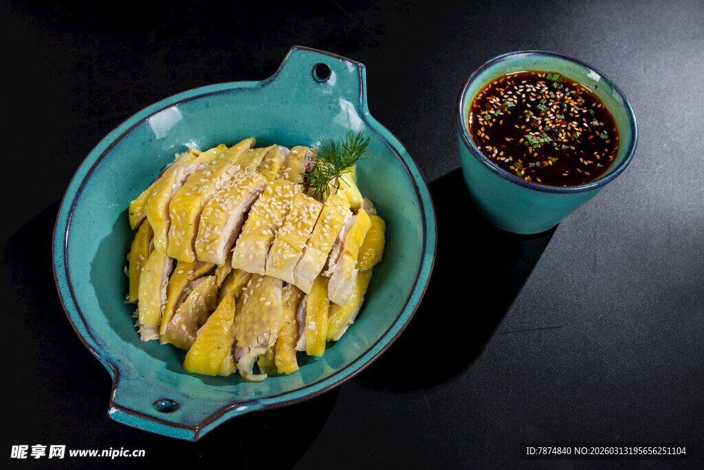 美味白切鸡搭配特色蘸料
