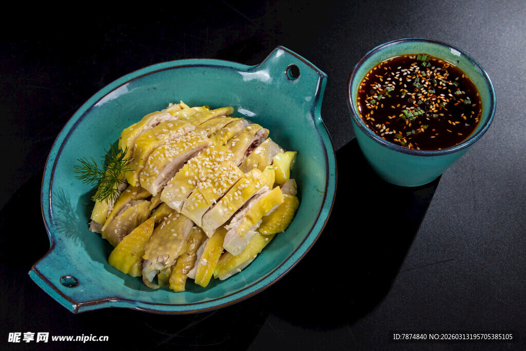 美味鲜嫩白切鸡及蘸料