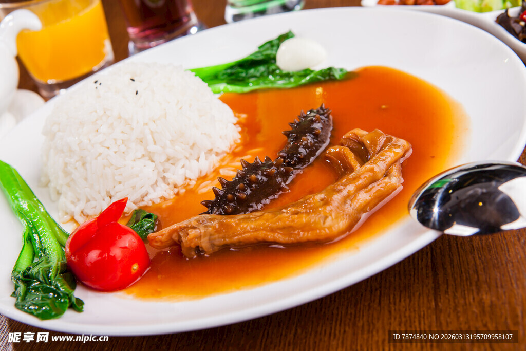 红烧排骨盖饭配蔬菜