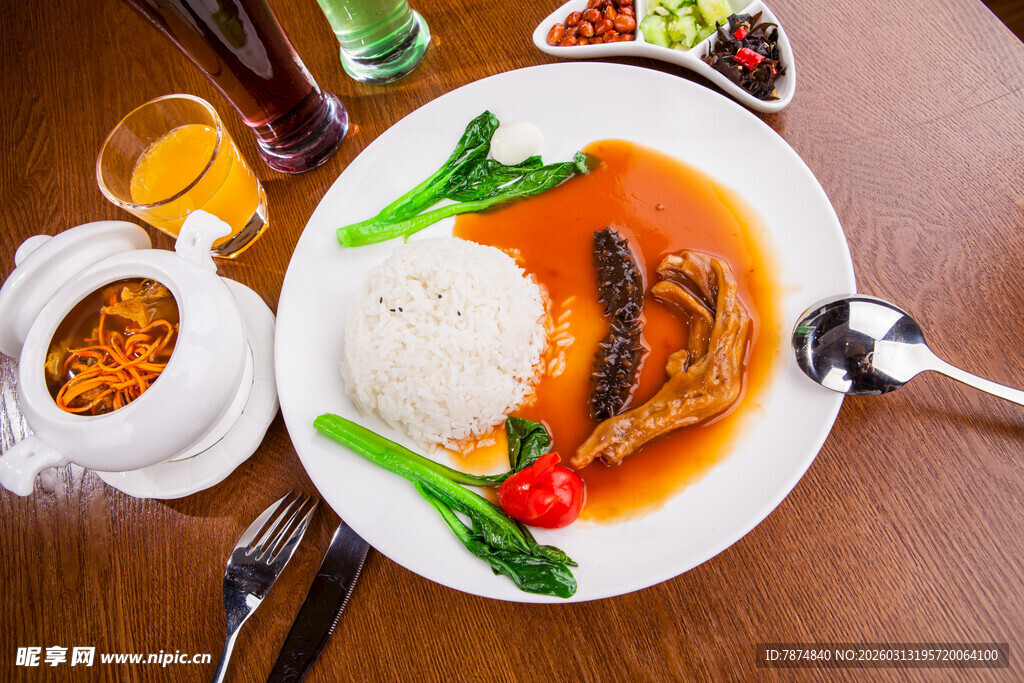 美味中式套餐配米饭与汤