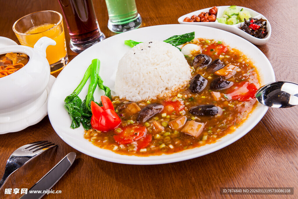 美味盖饭搭配多样菜品