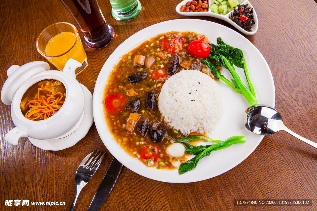 丰盛美味的中式盖饭套餐