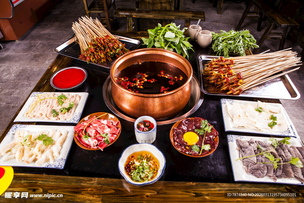 丰盛美味的中式火锅烧烤套餐