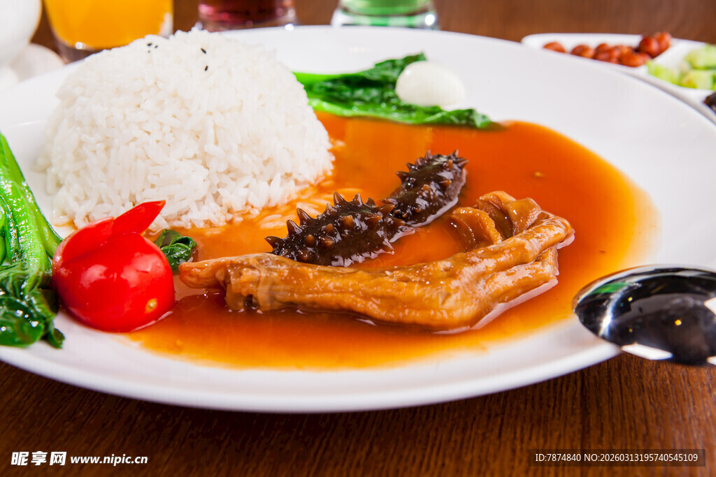 红烧鱼配米饭与配菜