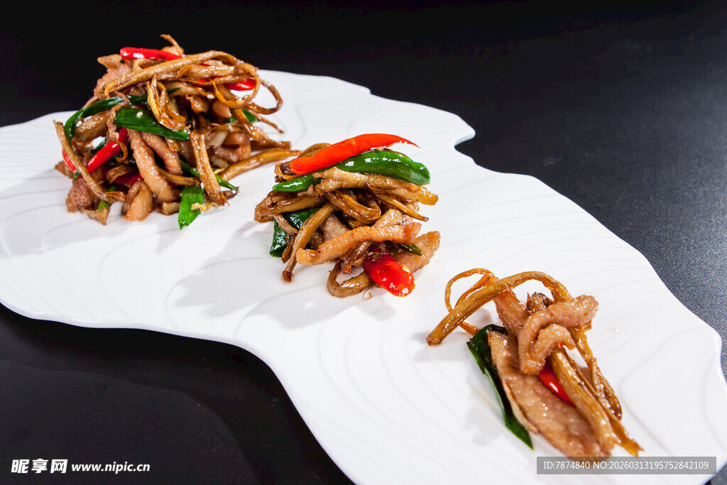 美味炒面摆盘精致