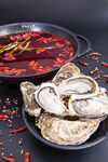 麻辣火锅配新鲜生蚝