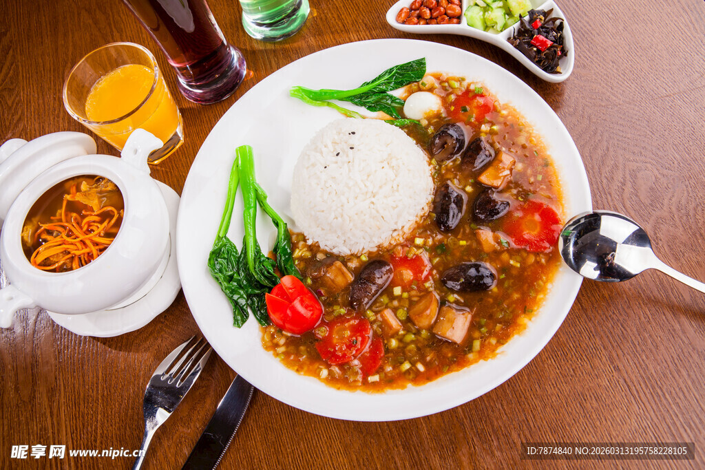 美味中式盖饭与多样配菜