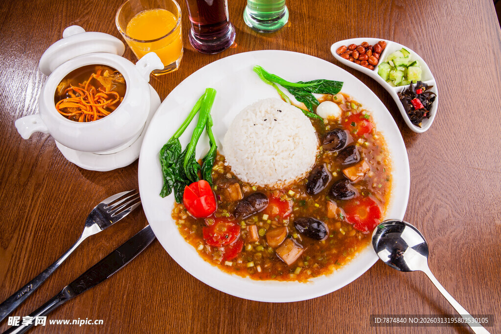 美味盖饭搭配多样小菜