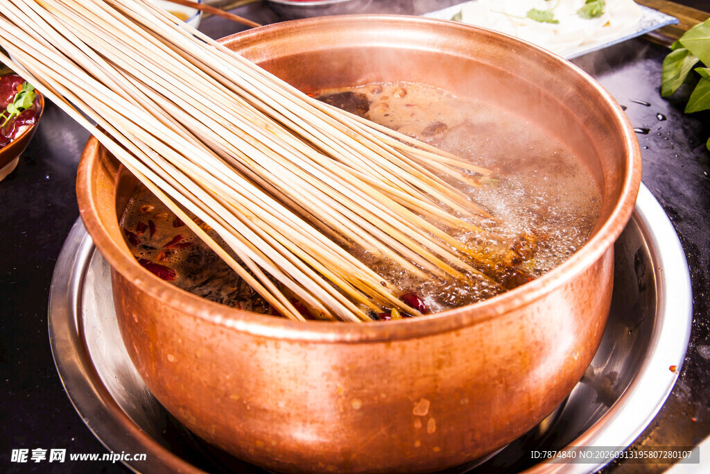 铜锅中热气腾腾的串串香